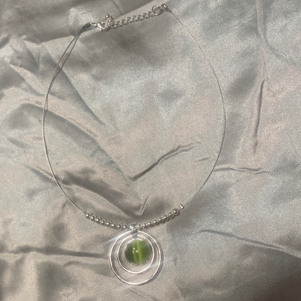 🌹VINTAGE Beautiful Silver Necklace with Genuine Green Crystal • EUC